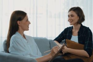 a woman talks to a therapist about schizophrenia in women