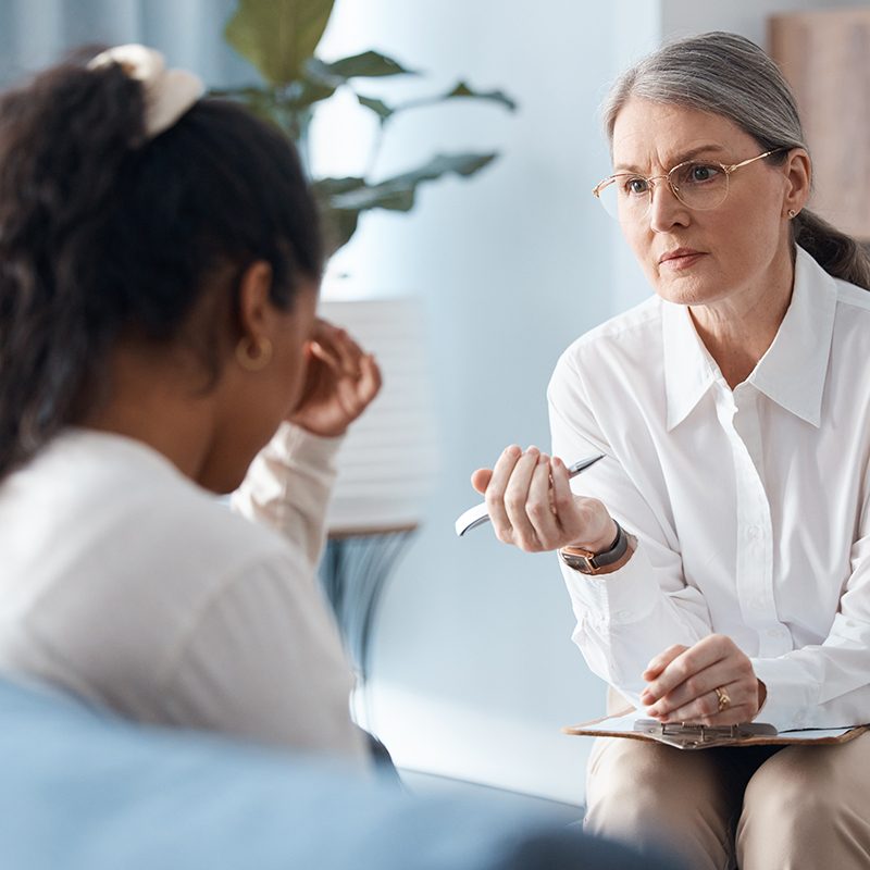 upset women speaking to therapist about her bipolar disorder